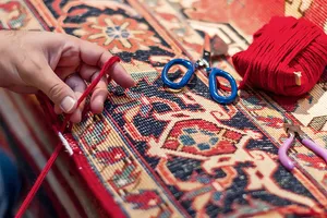 Поврежденния оверлока по краю ковра Поврежденния оверлока по краю ковра